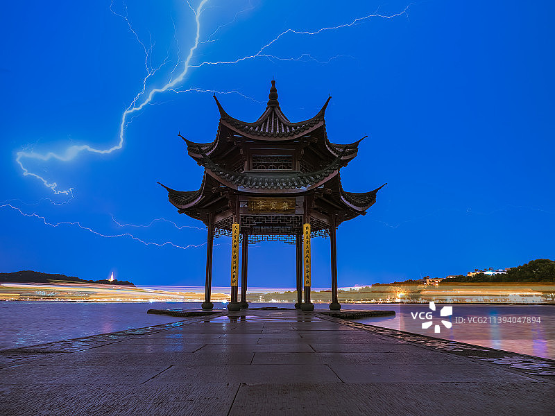 雷电下的集贤亭图片素材