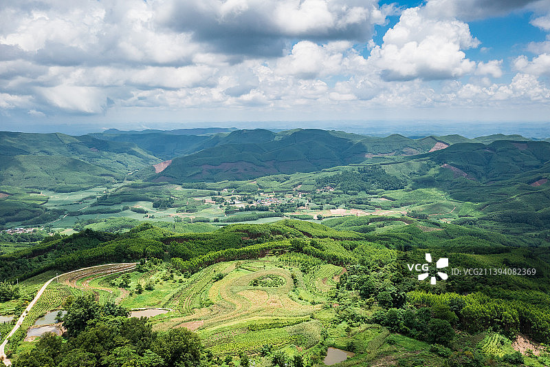 夏天郊外丘陵起伏地形户外田园风光图片素材