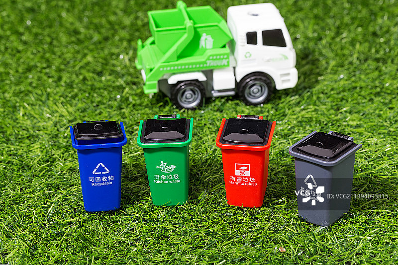 垃圾分类的四个垃圾桶图片素材