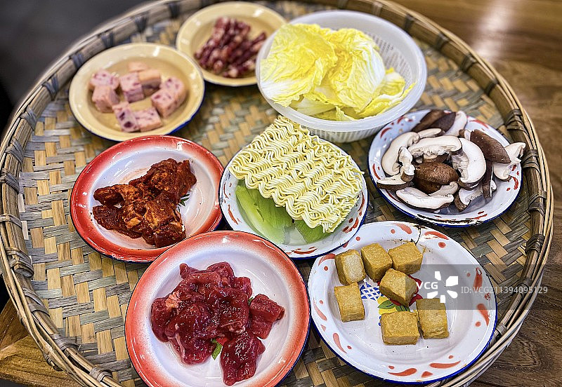 街头美食：秤盘麻辣烫图片素材