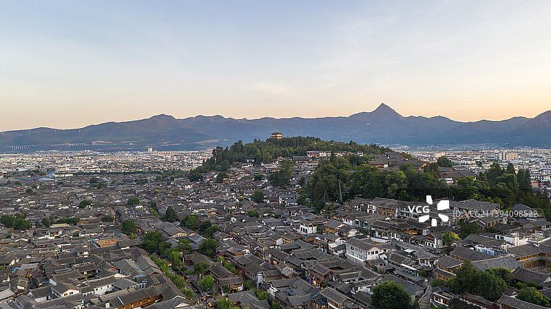 航拍视角丽江古城日落图片素材