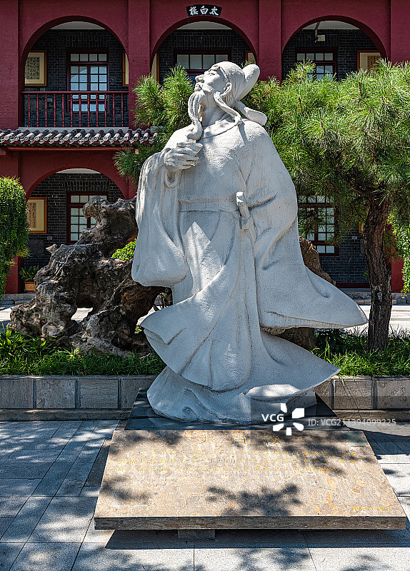 蓝天下的山东济宁太白楼建筑与李白雕塑像图片素材