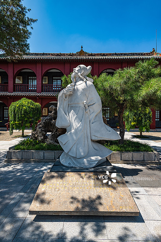 蓝天下的山东济宁太白楼建筑与李白雕塑像图片素材