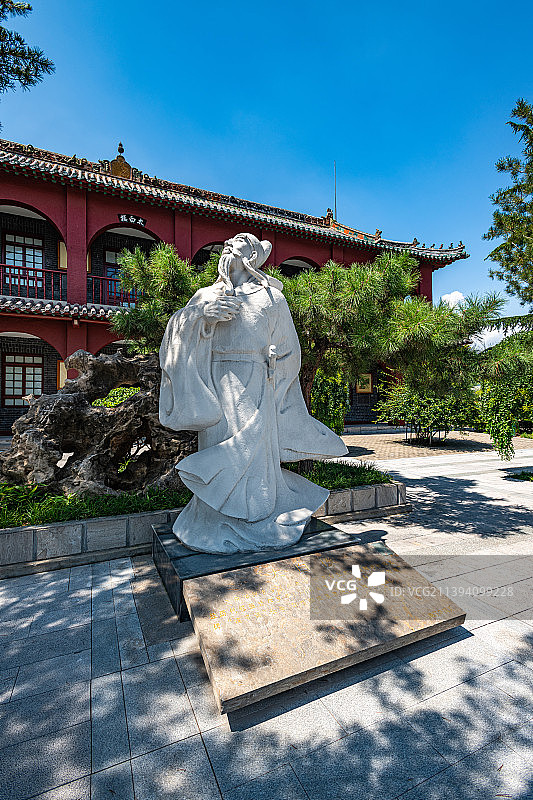 蓝天下的山东济宁太白楼建筑与李白雕塑像图片素材