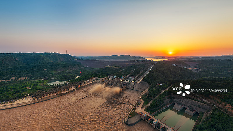 河南省洛阳市济源市黄河小浪底景区调水调沙场景夏季日落时分航拍全景图片素材