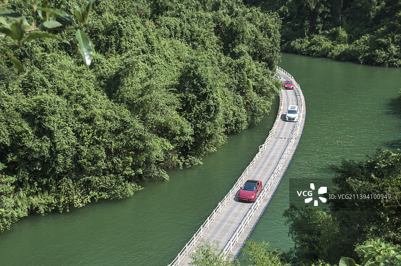 中国 湖北 恩施 狮子关 浮桥 小车 湖水图片素材