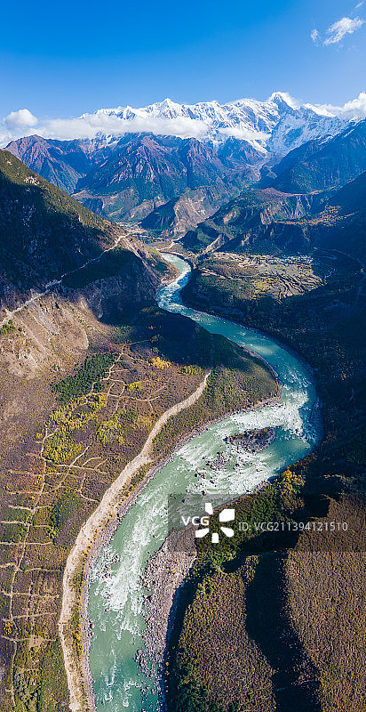 西藏林芝雅鲁藏布江大峡谷的风景，远处是南迦巴瓦峰。图片素材