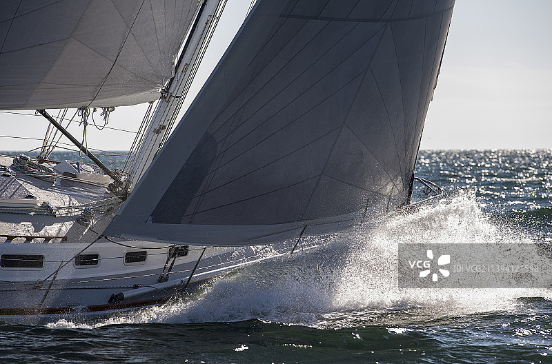 航行中的帆船图片素材