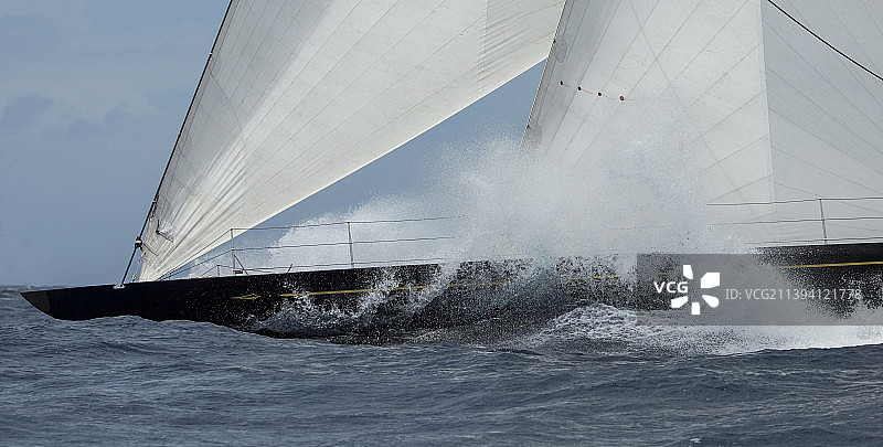 航行中的帆船图片素材