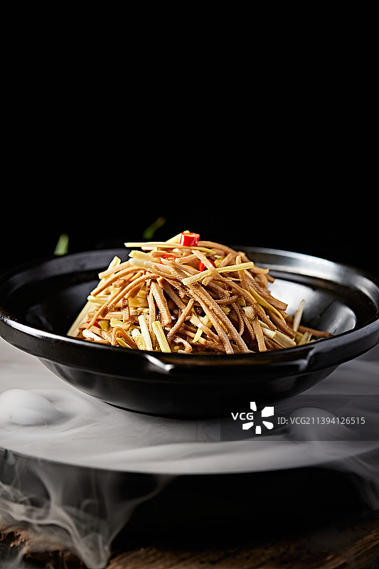 砂锅米椒韭黄黑豆腐丝图片素材
