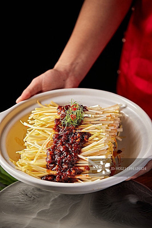 砂锅肉酱焗蒜黄图片素材