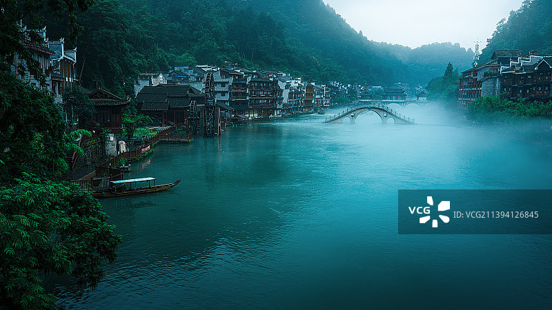 湖南湘西凤凰古城沱江河流晨雾图片素材