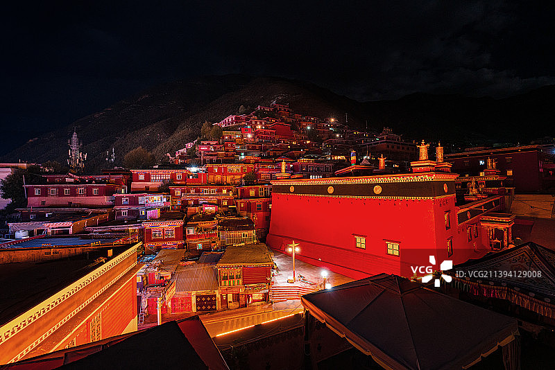 四川甘孜德格印经院夜景图片素材