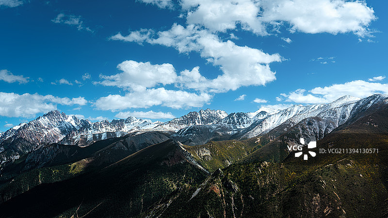 冰川下的山地绿色草原图片素材