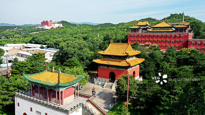 河北省承德市双桥区，青山环抱中的承德外八庙之须弥福寿之庙夏景图片素材