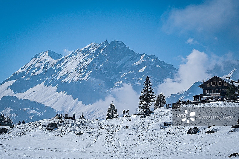瑞士雪山与小木屋图片素材