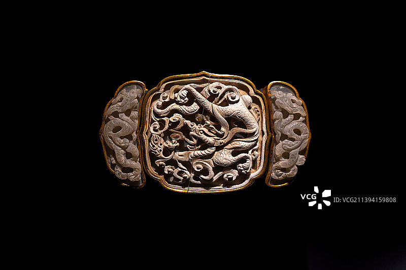 湖北省博物馆藏明代梁庄王墓出土金镶青白玉龙纹绦环图片素材