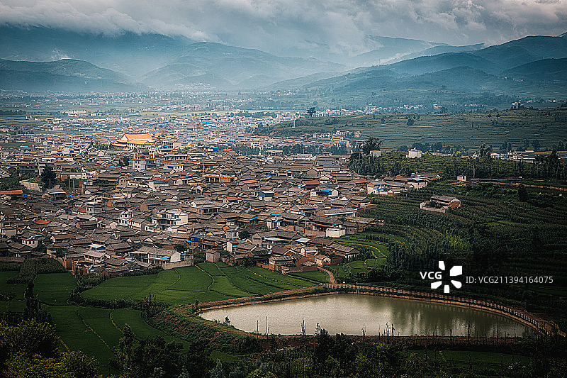 大理巍山山下的传统少数民族风格的中国村庄院落风景图片素材