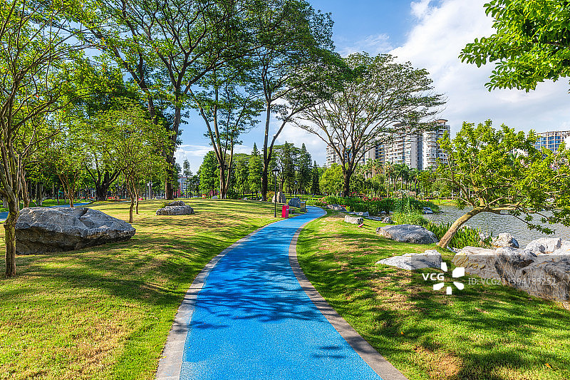 公园里的塑胶跑道图片素材
