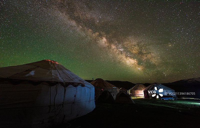 新疆克州玉其塔什草原的夏季银河星空图片素材