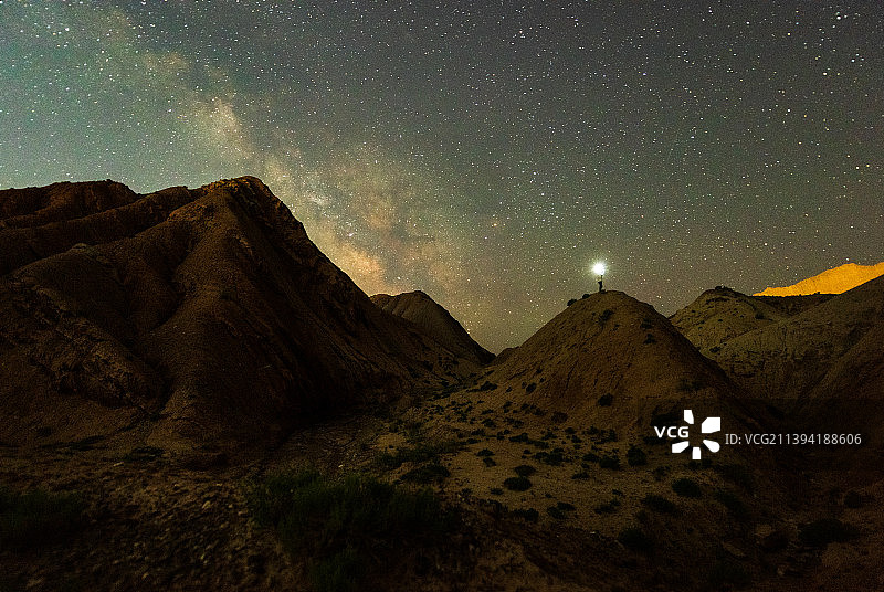 新疆帕米尔高原上的丹霞地貌与银河星空图片素材