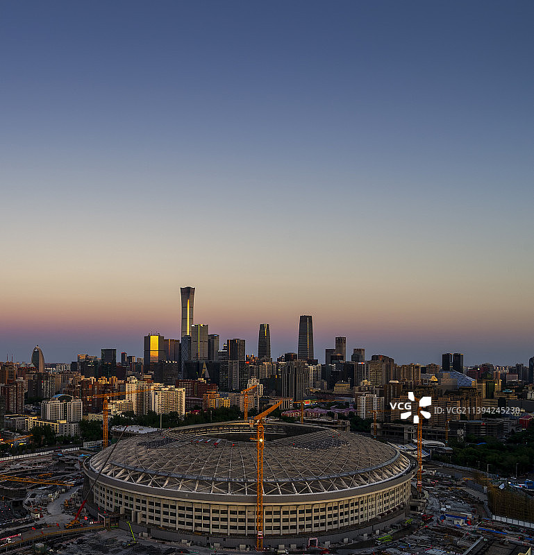 傍晚夕阳下北京正在建设中的工人体育馆图片素材