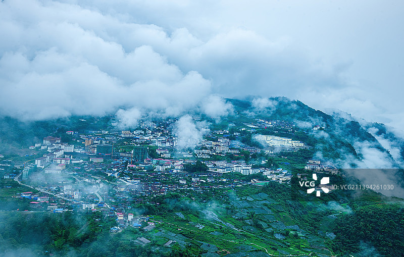 西藏 林芝 云雾缭绕的墨脱县城图片素材