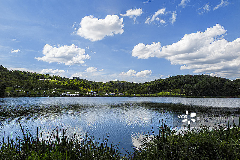 中国贵州贵阳市观山湖区阅山湖公园夏日风光图片素材