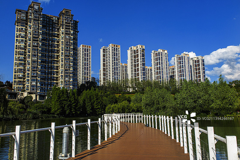 中国贵州贵阳市观山湖区阅山湖公园夏日风光图片素材