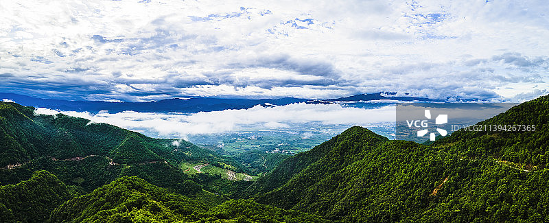 极目远眺（云南临沧双江云顶筑巢茶庄园）图片素材