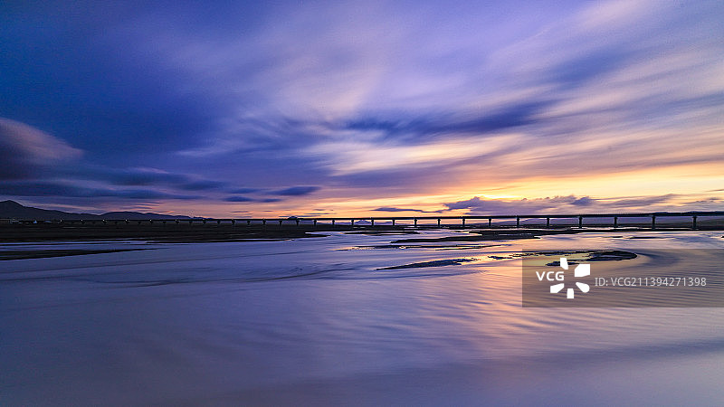 夜幕下的沱沱河图片素材