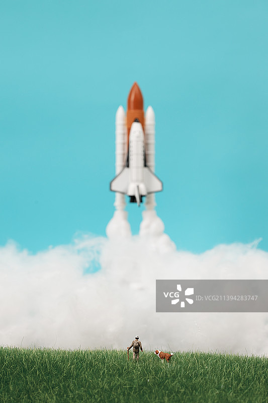 草原上的模型飞机图片素材