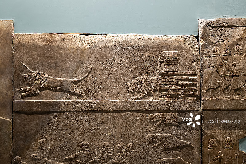 大英博物馆亚述王国尼尼微亚述巴尼拔王宫猎狮浮雕图片素材