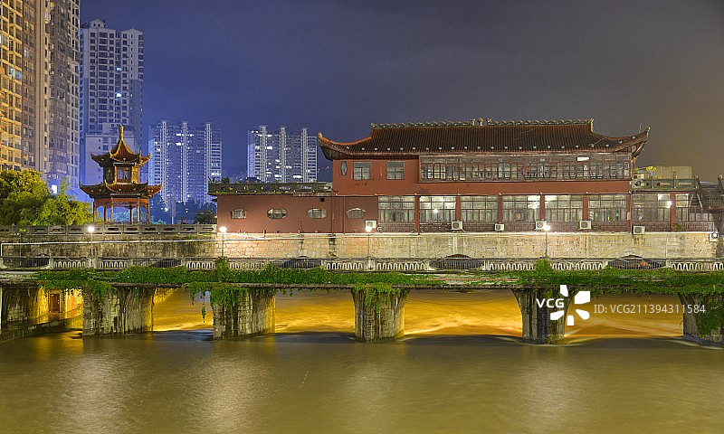雨后，贵州黔南州都匀市百子桥，弥漫在夜色的雾气之中，若隐若现图片素材