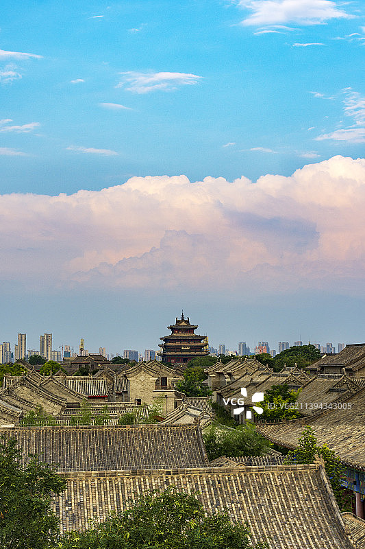 夏日祥云罩古城22.7图片素材