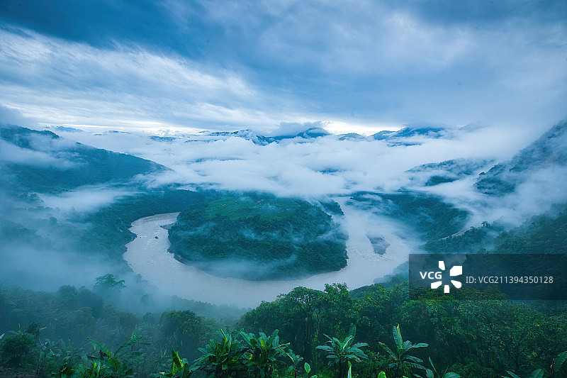 西藏 林芝 墨脱 雅鲁藏布江 果果糖大拐弯图片素材