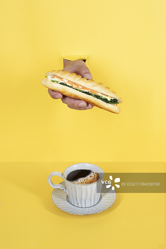 正上方黄色背景的盘子里的三明治图片素材