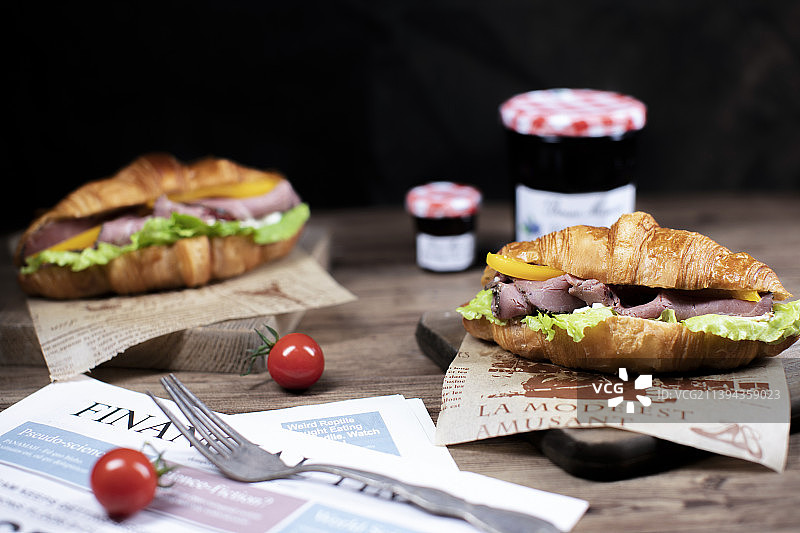 桌面上的三明治图片素材