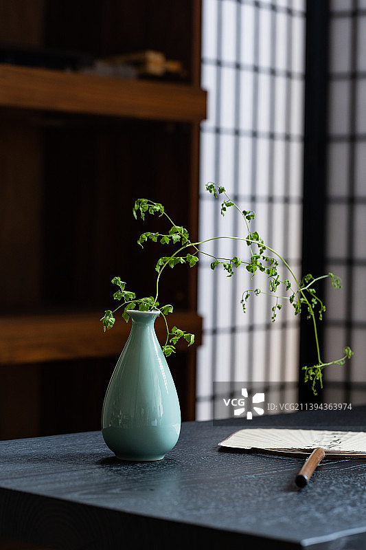 桌子上的陶瓷花瓶图片素材