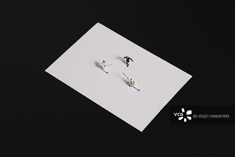 黑色背景上的击剑比赛图片素材