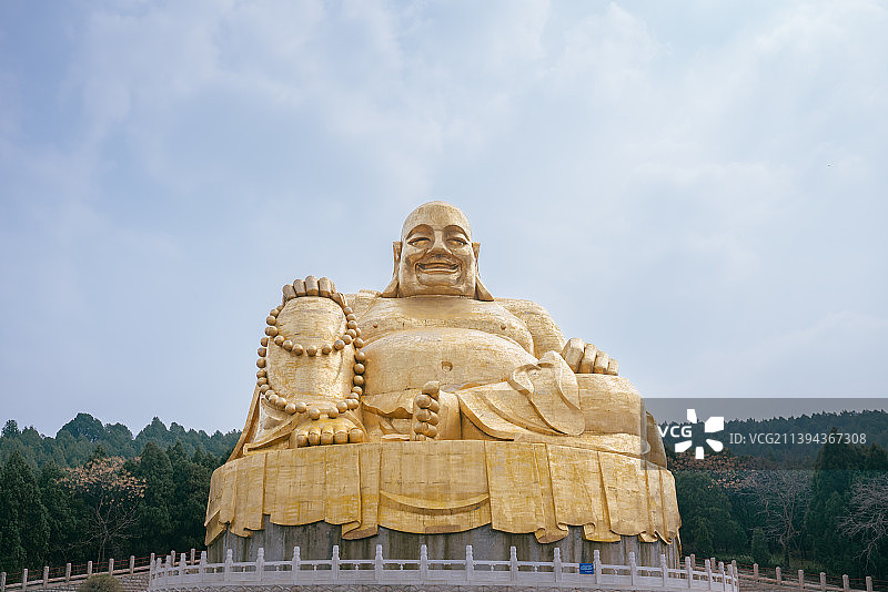 济南千佛山景区金色大佛弥勒佛像图片素材