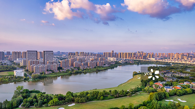 城市高尔夫球场里的高端别墅图片素材