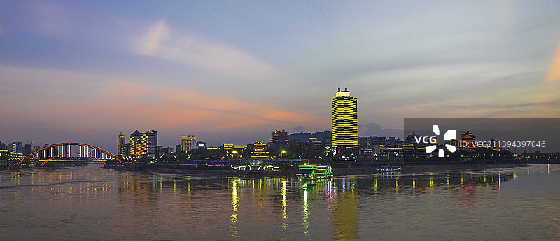 宜宾城市风光——华灯初上伴彩霞图片素材