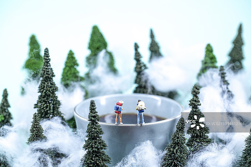 站在杯子上的小人模型图片素材