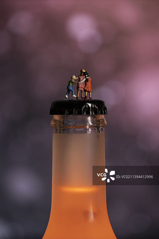 玻璃瓶里的饮料和小人模型图片素材