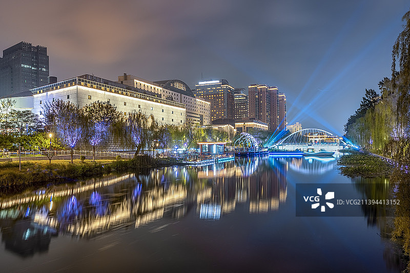 夜色中的亮马河图片素材