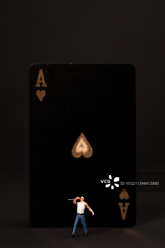 在黑色背景下跳舞的男孩图片素材