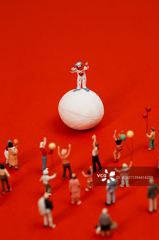 站在汤圆上的小丑图片素材