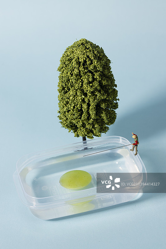 蓝色背景下的果冻和小人模型图片素材