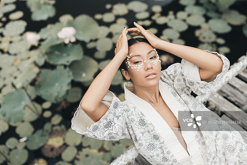 身穿和服、化着花卉妆容的亚洲女性，泰国帕岸岛图片素材